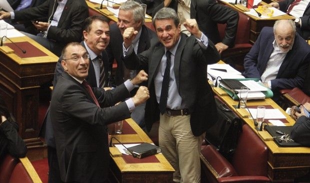 Λοβέρδος και Καμμένος πανηγυρίζουν το τρίποντο του Σπανούλη
