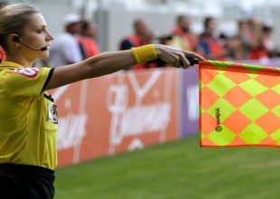 Σέξι γυναίκες διαιτητές σε αγώνες ποδοσφαίρου (vid)