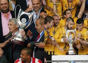 Βρείτε τις διαφορές στην απονομή ΑΕΚ και Ολυμπιακού