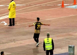 O captain της την οδηγεί
