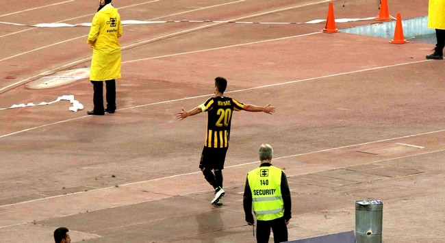 O captain της την οδηγεί