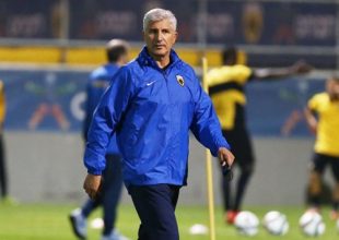 Μανωλάς σε παίκτες: «Θα κατέβουμε στο ματς, για να σηκώσουμε τη κούπα»