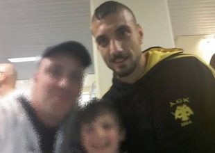 Με μπλούζα της ΑΕΚ στο ΟΑΚΑ ο «Άραβας» (pic)