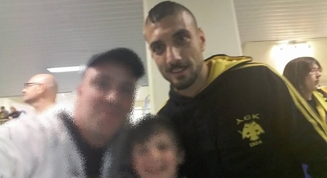 Με μπλούζα της ΑΕΚ στο ΟΑΚΑ ο «Άραβας» (pic)