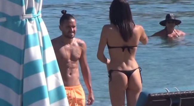 Τρέλανε κόσμο η σύντροφος του Ναπολεόνι με το στρινγκ της (vid)