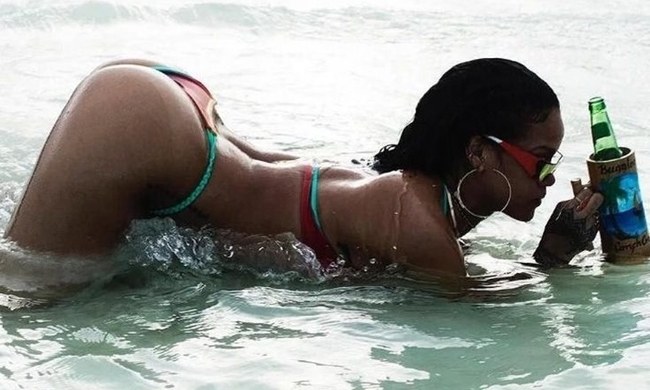 «Μοιράζει εγκεφαλικά» η Rihanna! «Μοιράζει εγκεφαλικά» η Rihanna!