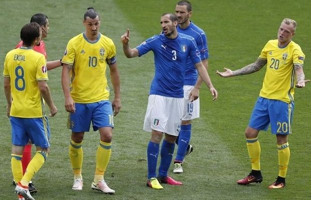 Ιμπραχίμοβιτς: “Εάν είχα πρόβλημα, ο Κιελίνι θα ήταν στο νοσοκομείο” Ιμπραχίμοβιτς: “Εάν είχα πρόβλημα, ο Κιελίνι θα ήταν στο νοσοκομείο”