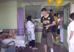 Η επίσκεψη των παικτών της “Βασίλισσας” στο νοσοκομείο Παίδων “Η Αγία Σοφία”
