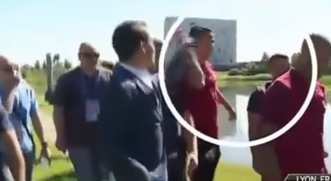 Εκτός εαυτού ο Ρονάλντο πέταξε μικρόφωνο σε λίμνη! (vid)