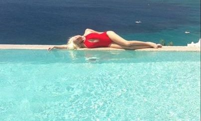 Η Τζούλια επέστρεψε στην Ελλάδα και ποζάρει με μαγιό δίπλα στην πισίνα