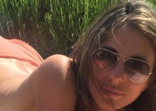 Ελίζαμπεθ Χάρλεϊ: Η σέξι 50αρα και η topless φωτογραφία στο Instagram