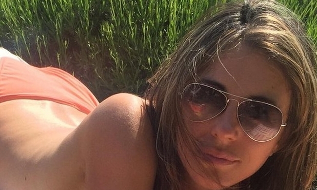 Ελίζαμπεθ Χάρλεϊ: Η σέξι 50αρα και η topless φωτογραφία στο Instagram Ελίζαμπεθ Χάρλεϊ: Η σέξι 50αρα και η topless φωτογραφία στο Instagram