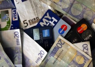 Τέλος τα μετρητά από τον Αύγουστο – Ξεκινά η επιβολή της χρήσης «πλαστικού χρήματος»