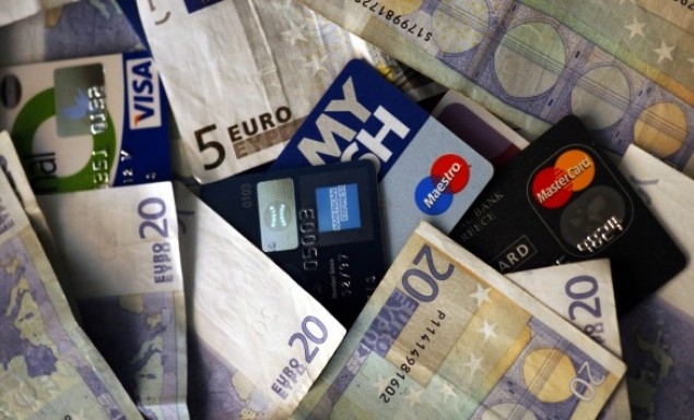 Τέλος τα μετρητά από τον Αύγουστο – Ξεκινά η επιβολή της χρήσης «πλαστικού χρήματος»