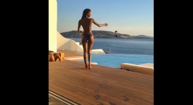 Η καυτή σύντροφος του Βιέρι κάνει στριπτίζ στην Μύκονο (vid)