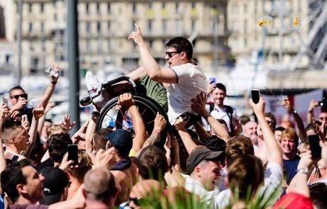 Σήκωσαν στον… αέρα οπαδό με ειδικές ανάγκες οι Άγγλοι οπαδοί