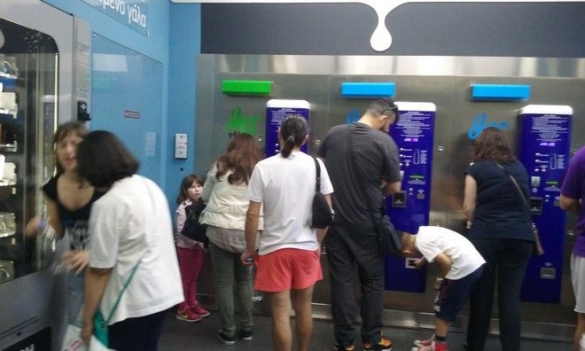 ΘΕΣγάλα, πιες: Ακολουθήσαμε τη συμβουλή και πήγαμε σε ΑΤΜ γάλακτος