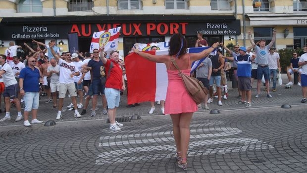 Η γυναίκα που δεν φοβάται τους χούλιγκανς! Η γυναίκα που δεν φοβάται τους χούλιγκανς!
