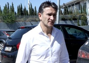 Τα λέει με τους συνεργάτες του και απαντάει ο Μοντανιέ