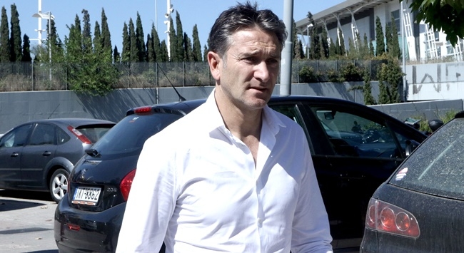 Τα λέει με τους συνεργάτες του και απαντάει ο Μοντανιέ