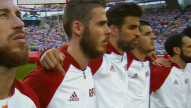 To μεσαίο δάχτυλο του Πικέ στον ισπανικό ύμνο! To μεσαίο δάχτυλο του Πικέ στον ισπανικό ύμνο!