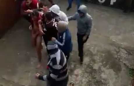 ΣΟΚ: Πανηγύρισε γκολ και οι αντίπαλοι τον έγδυσαν! (vid) ΣΟΚ: Πανηγύρισε γκολ και οι αντίπαλοι τον έγδυσαν! (vid)