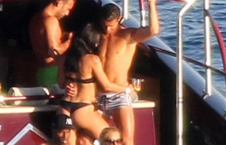 Στενό μαρκάρισμα στον Κριστιάνο από σέξι μελαχρινή (pics) Στενό μαρκάρισμα στον Κριστιάνο από σέξι μελαχρινή (pics)