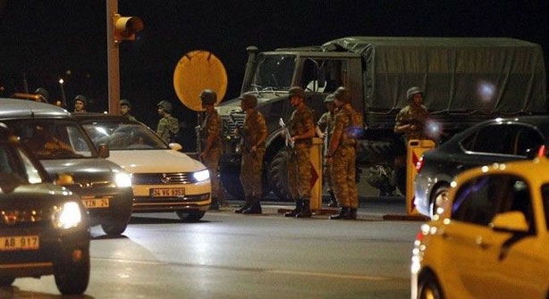 Τουρκία: Η στιγμή που παραδίδονται οι στρατιώτες(Vid) Τουρκία: Η στιγμή που παραδίδονται οι στρατιώτες(Vid)