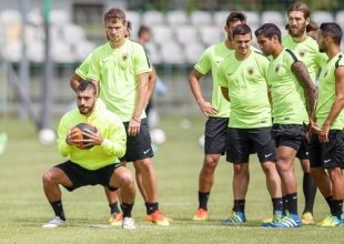 Βλέπει στόπερ, δεν έχει επιθετικό