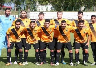 Παίζει χωρίς επιθετικό…