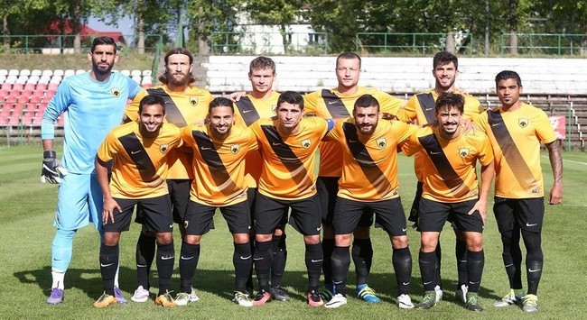 Παίζει χωρίς επιθετικό…