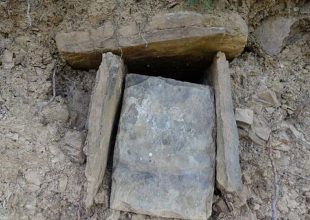 Ζαγοροχώρια: Νεαροί ανακάλυψαν κατά τύχη βυζαντινό τάφο δίπλα από γήπεδο μπάσκετ