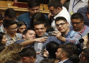 Χαμός με τον Τσίπρα στη Βουλή των Εφήβων. ‘Βροχή’ οι selfies