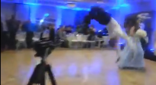 Γαμήλιος χορός για κλάματα: Έβγαλε νοκ-άουτ τη νύφη! (vid)