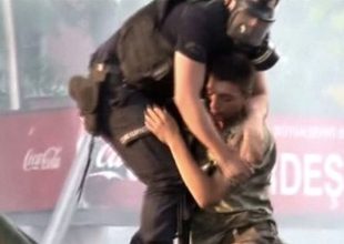 Δραματικό βίντεο: Αστυνομικός σώζει στρατιώτη. Λιντσαρίστηκαν πάνω στη γέφυρα του Βοσπόρου