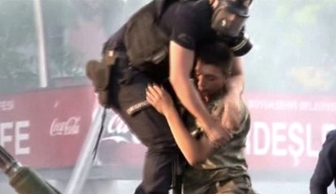 Δραματικό βίντεο: Αστυνομικός σώζει στρατιώτη. Λιντσαρίστηκαν πάνω στη γέφυρα του Βοσπόρου