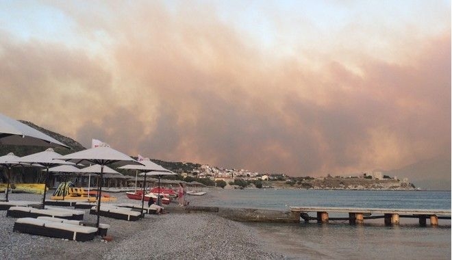 Μάχη με τις φλόγες στη Σάμο. Τη νύχτα η πυρκαγιά έσπασε σε δύο μέτωπα Μάχη με τις φλόγες στη Σάμο. Τη νύχτα η πυρκαγιά έσπασε σε δύο μέτωπα