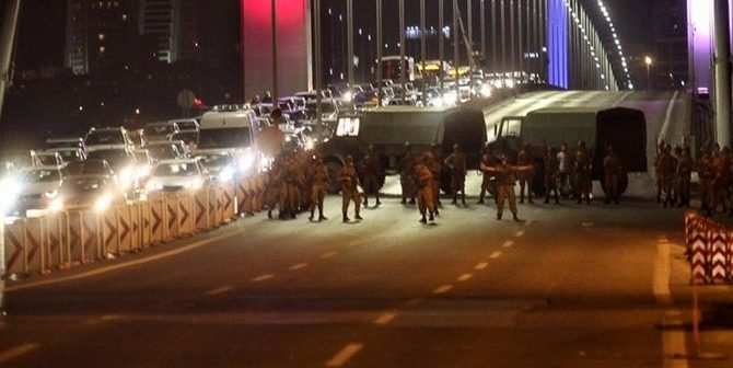 Απόπειρα πραξικοπήματος στην Τουρκία: Κόσμος στους δρόμους. Ο Ερντογάν γυρίζει στην Κωνσταντινούπολη Απόπειρα πραξικοπήματος στην Τουρκία: Κόσμος στους δρόμους. Ο Ερντογάν γυρίζει στην Κωνσταντινούπολη