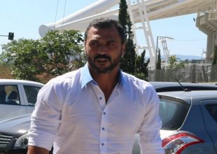 Έφτασε, υπογράφει και μιλάει