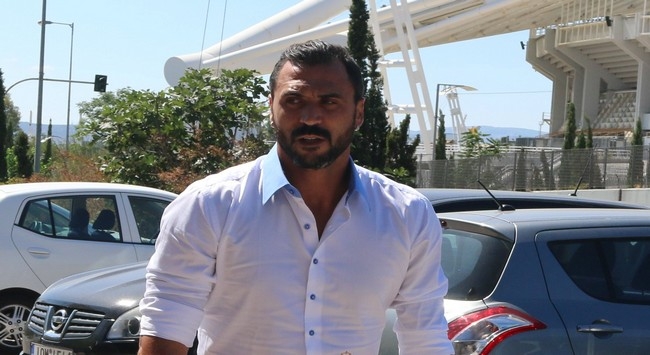 Έφτασε, υπογράφει και μιλάει