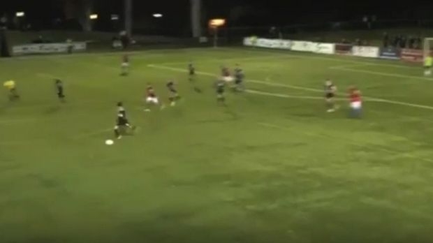 Απίθανο γκολ πίσω από το κέντρο