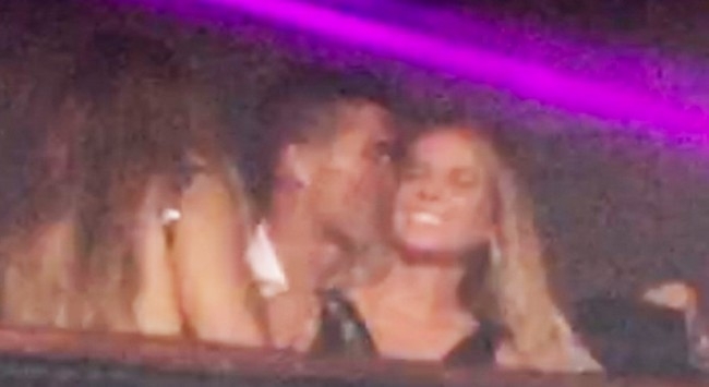 Με μυστηριώδη ξανθιά στην Ίμπιζα ο Ρονάλντο! Με μυστηριώδη ξανθιά στην Ίμπιζα ο Ρονάλντο!