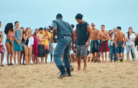 Επική διαφήμιση: Ο Ροναλντίνιο ξεφτιλίζει αστυνομικούς στο Ρίο