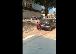 Απίστευτη ανωμαλία! Κάνει σεξ με… εξάτμιση αυτοκινήτου! (vid)