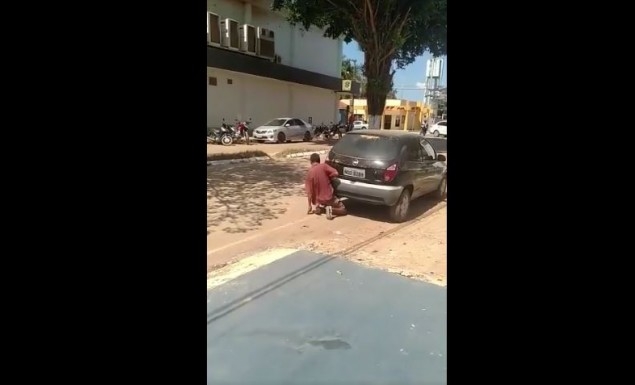 Απίστευτη ανωμαλία! Κάνει σεξ με… εξάτμιση αυτοκινήτου! (vid) Απίστευτη ανωμαλία! Κάνει σεξ με… εξάτμιση αυτοκινήτου! (vid)