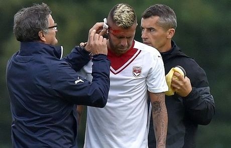 Κόπηκε το αυτί του Μενέζ!