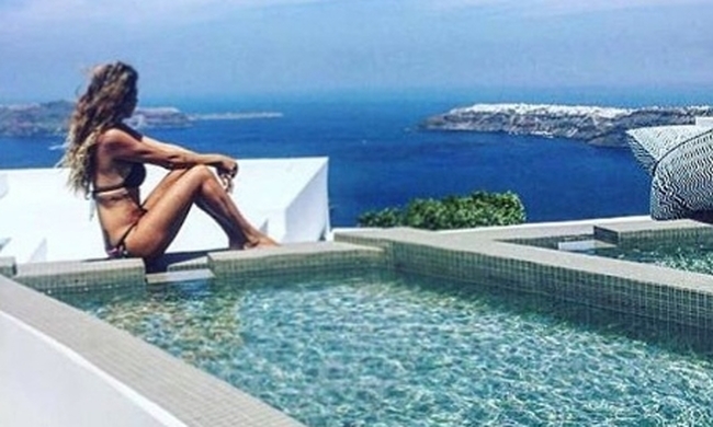 Ελένη Χατζίδου: Στην άκρη της πισίνας με σέξι μπικίνι