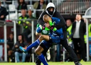 Μασκοφόρος εισέβαλε στο γήπεδο και χτύπησε τερματοφύλακα