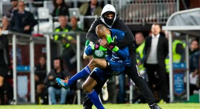 Μασκοφόρος εισέβαλε στο γήπεδο και χτύπησε τερματοφύλακα