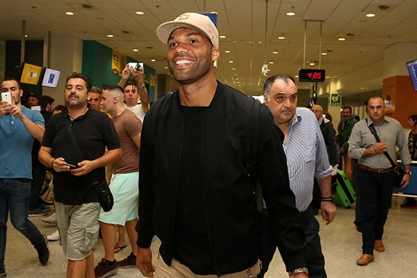 Τελειώνει με ιατρικά και πάει στα γραφεία